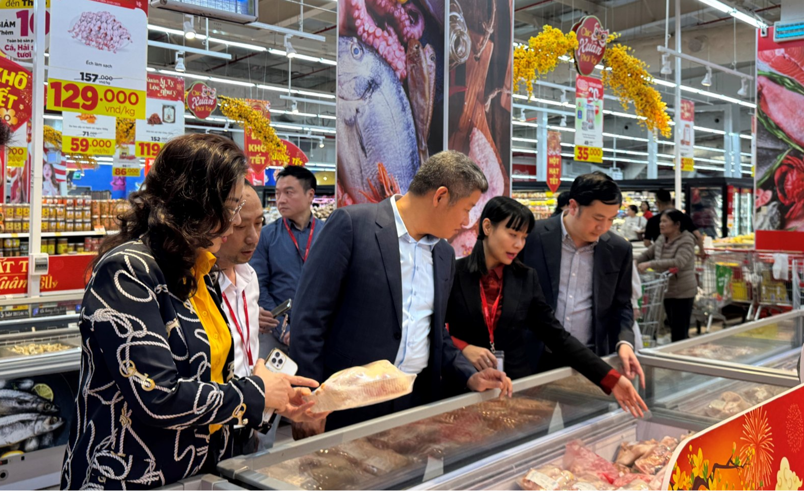 Phó Chủ tịch UBND Thành phố Hà Nội Nguyễn Mạnh Quyền cùng các lãnh đạo Sở Công Thương trong buổi làm việc tại Đại siêu thị GO! Thăng Long.