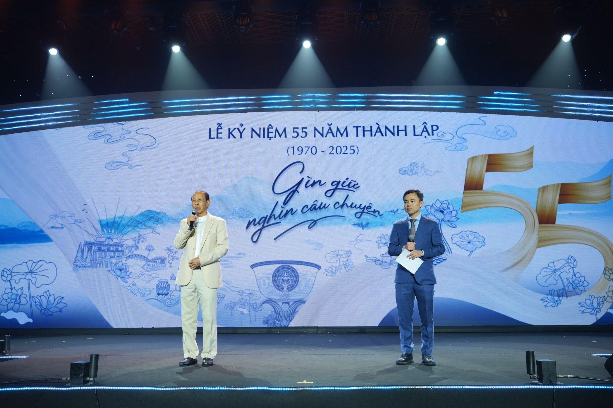 Nhà sáng lập Minh Long - ông Lý Ngọc Minh (trái) và thế hệ kế thừa thứ tư của gia tộc họ Lý - ông Lý Huy Sáng (phải).