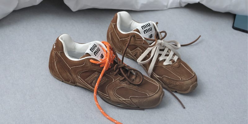 Đôi giày New Balance kết hợp với Miu Miu.
