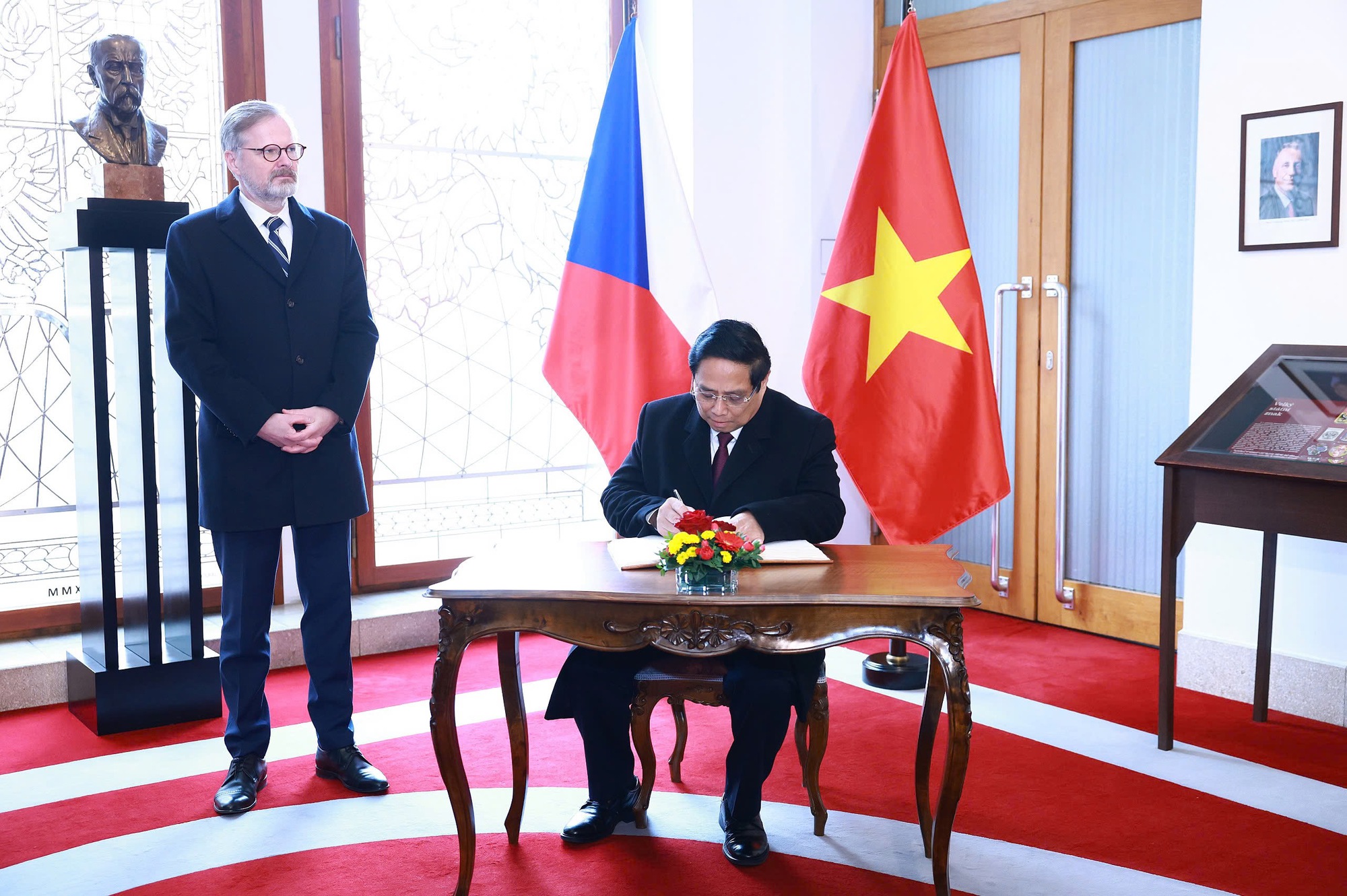 Thủ tướng Phạm Minh Chính ghi sổ lưu niệm tại Trụ sở Chính phủ Cộng hòa Séc - Ảnh: VGP