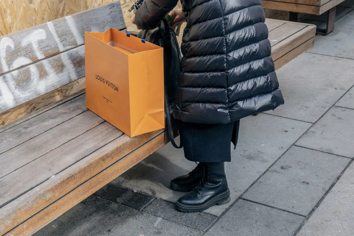 C&aacute;c nh&agrave; điều h&agrave;nh b&aacute;n lẻ đang nhắm đến khối t&agrave;i sản của người ti&ecirc;u d&ugrave;ng tại Mỹ gia tăng nhờ thị trường chứng kho&aacute;n khởi sắc v&agrave; tiền kỹ thuật số.