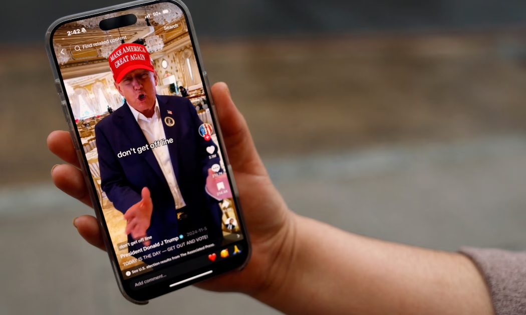 Tổng thống Donald Trump sẽ cứu TikTok - Ảnh: Reuters.