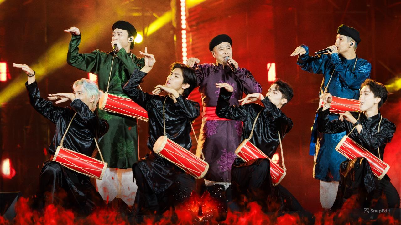 Hơn 50.000 kh&aacute;n giả đ&atilde; c&ugrave;ng h&aacute;t vang những l&agrave;n điệu Trống cơm, Dạ cổ ho&agrave;i lang...