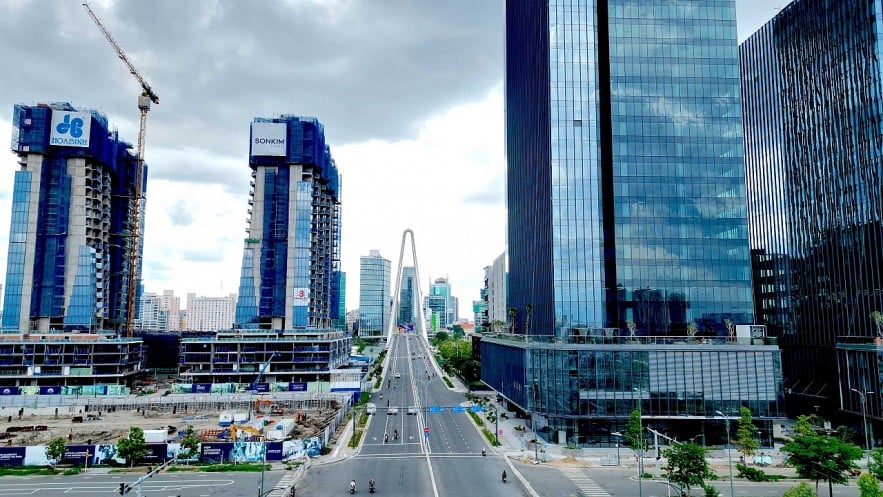 Việc xây dựng Trung tâm tài chính khu vực và quốc tế tại Việt Nam có ý nghĩa, vai trò hết sức quan trọng, là một trong những quyết sách chính trị lớn để chuẩn bị cho kỷ nguyên mới, kỷ nguyên vươn mình của dân tộc. Ảnh minh họa.