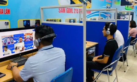 Người lao động phỏng vấn tìm việc tại Hà Nội. Ảnh: Thanh Hải.