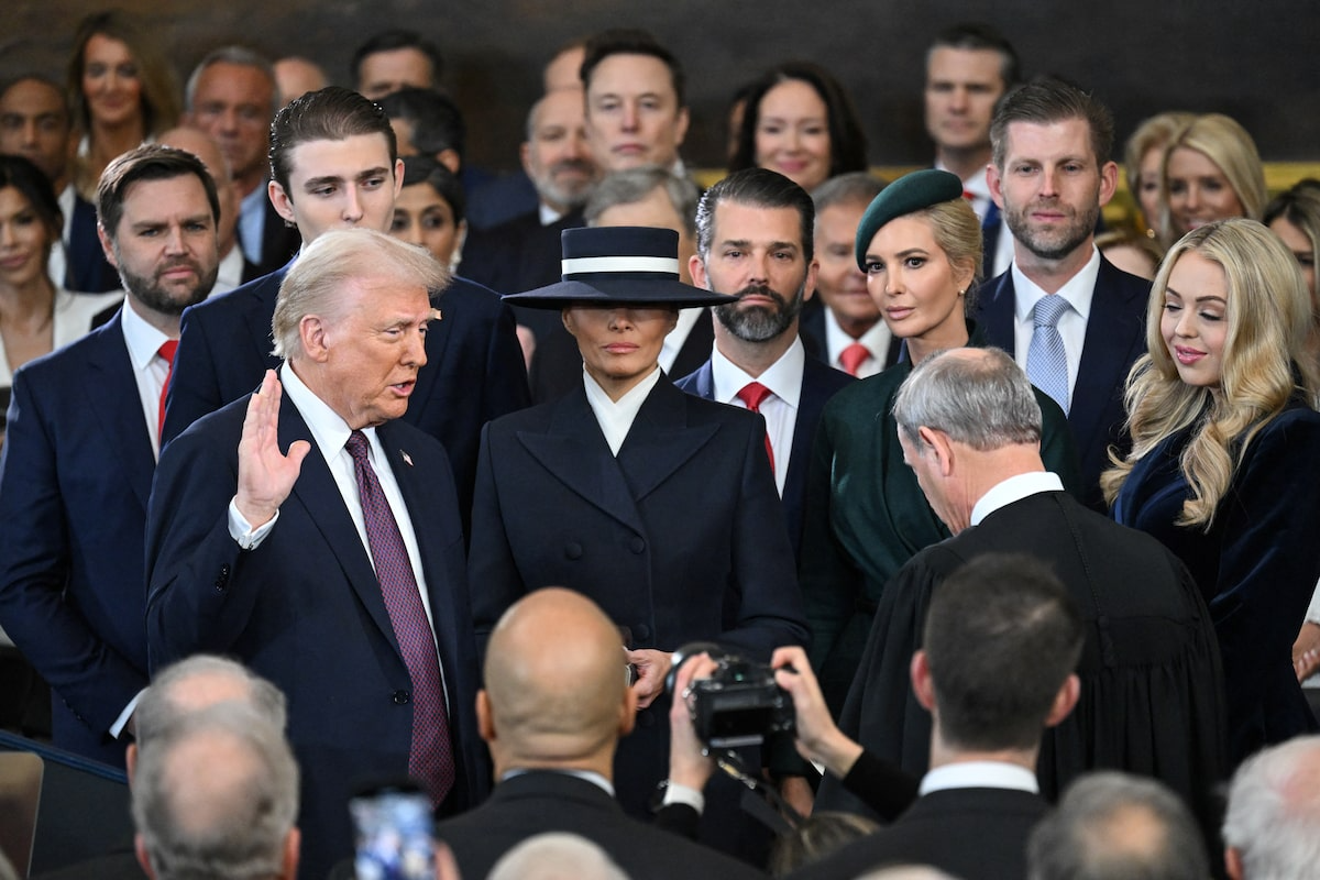 Ông Trump tuyên thệ nhậm chức, trở thành tổng thống thứ 47 của Mỹ - Ảnh: Reuters