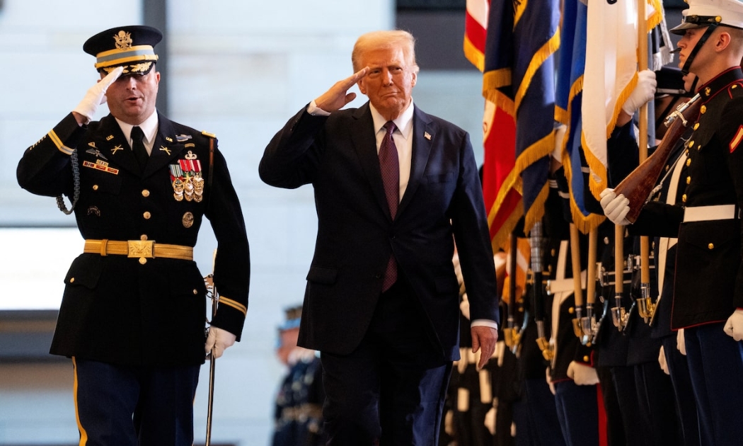 Tổng thống Donald Trump duyệt binh tại sảnh Emancipation của Điện Capitol - Tòa nhà Quốc hội Mỹ trong lễ nhậm chức ngày 20/1/2025 - Ảnh: Reuters