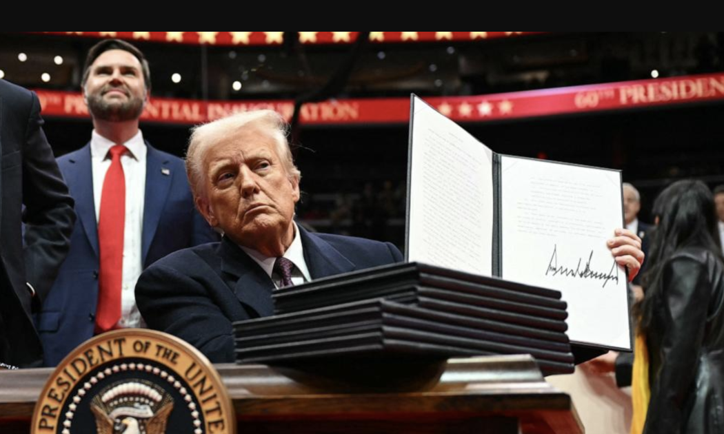 Tân Tổng thống Mỹ Donald Trump ký hàng loạt sắc lệnh và văn bản khác trong ngày cầm quyền đầu tiên - Ảnh: ABC.