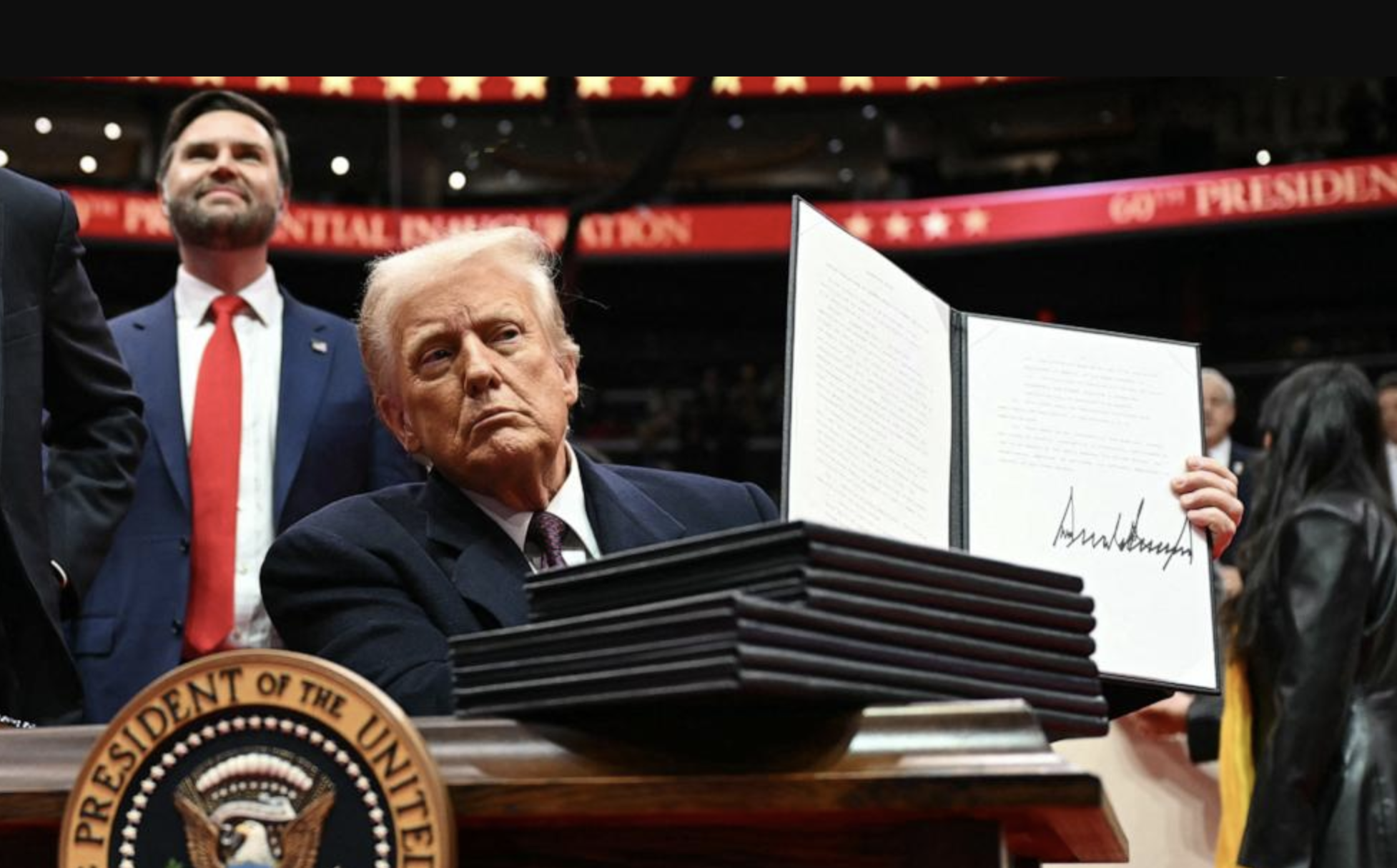 Tân Tổng thống Mỹ Donald Trump ký hàng loạt sắc lệnh và văn bản khác trong ngày cầm quyền đầu tiên - Ảnh: ABC.