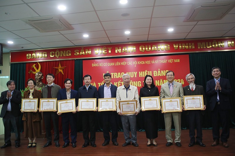 C&aacute;c tập thể v&agrave; c&aacute; nh&acirc;n được trao tặng Giấy khen ho&agrave;n th&agrave;nh xuất sắc nhiệm vụ của Đảng trong năm 2024. B&iacute; thư Chi bộ CQ Hội Khoa học Kinh tế Việt Nam Đ&agrave;o Quang B&iacute;nh (người thứ 5 từ phải sang) nhận Giấy khen của Chi bộ.&nbsp;