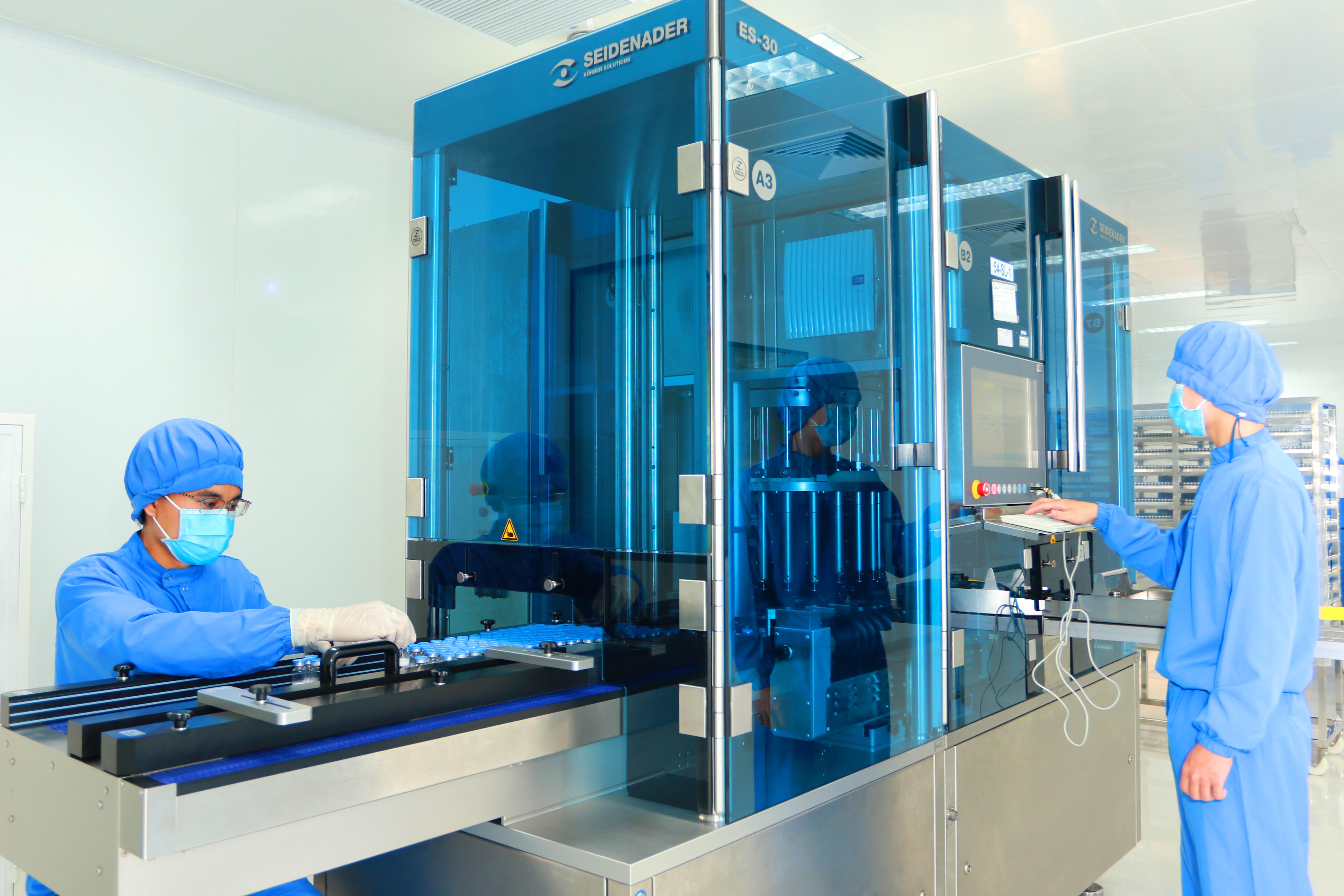 Imexpharm tiến hành kiểm tra chất lượng bằng máy móc hiện đại tại nhà máy đạt chuẩn EU-GMP. Ảnh: Imexpharm 