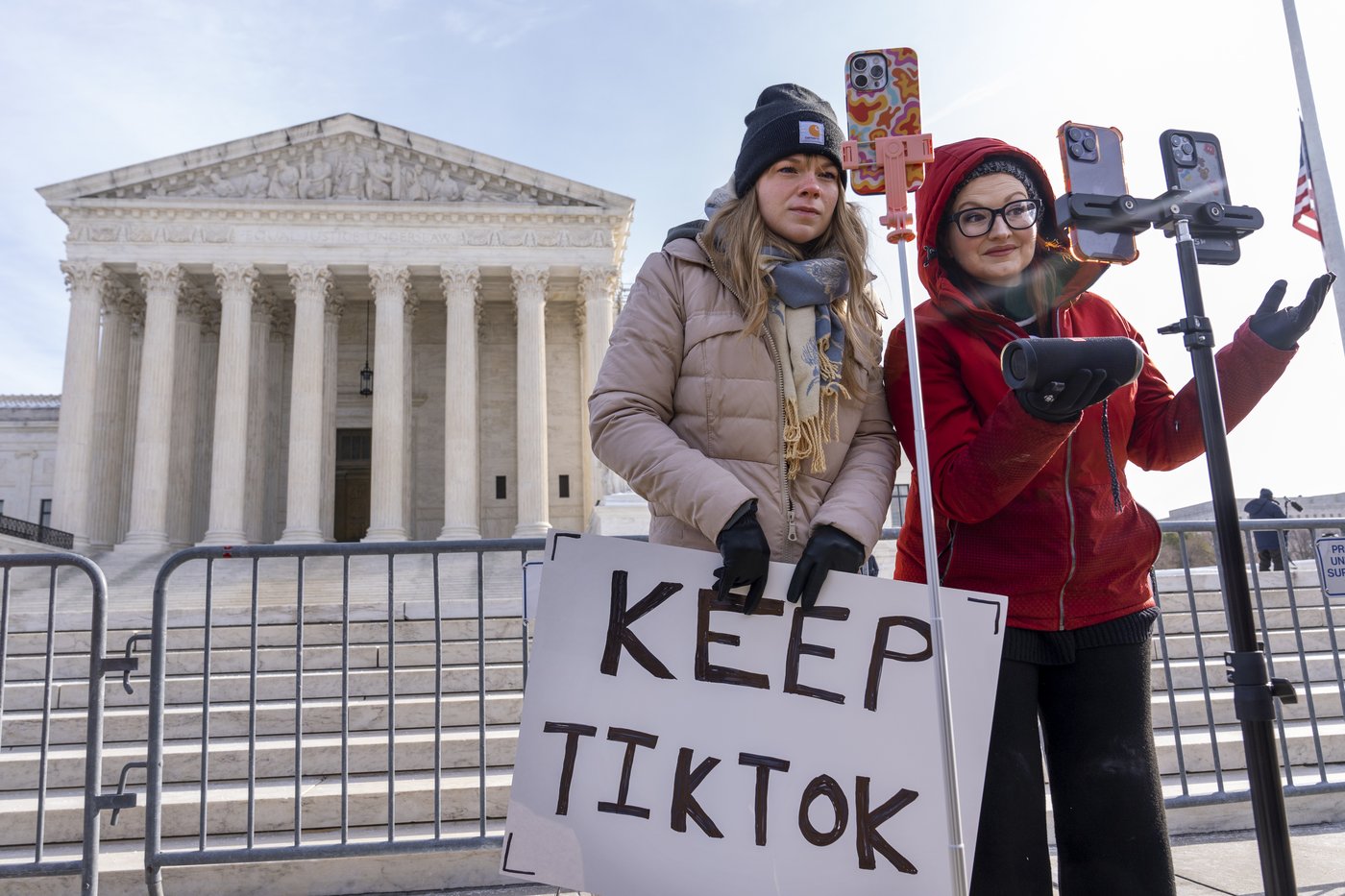Tổng thống đắc cử Donald Trump kêu gọi các công ty đừng để TikTok bị gián đoạn hoạt động.