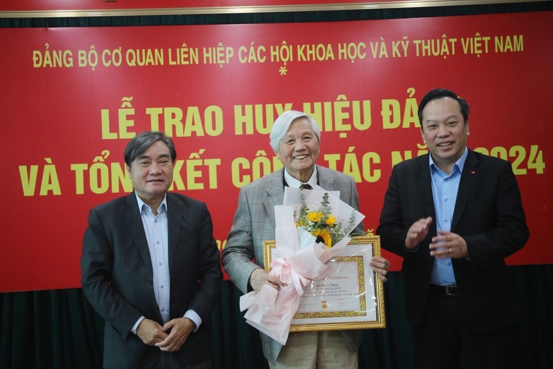 Phó Bí thư Đảng ủy Khối các cơ quan Trung ương Đỗ Việt Hà và Bí thư Đảng ủy, Phó Chủ tịch Liên hiệp Hội Việt Nam Phạm Quang Thao, trao Huy hiệu 65 năm tuổi Đảng cho GS. Lã Ngọc Khuê, nguyên Thứ trưởng Bộ Giao thông Vận tải, Cơ quan Hội Khoa học công nghiệp Tàu thủy Việt Nam.