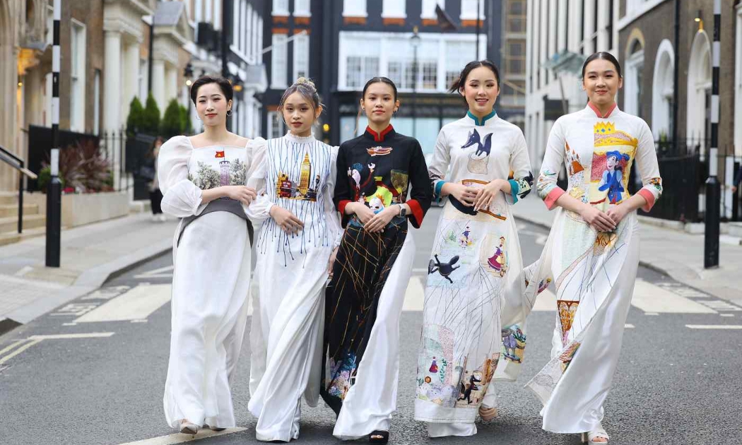 Các mẫu áo dài từ vải gai xanh của NTK Lan Hương tại London.
