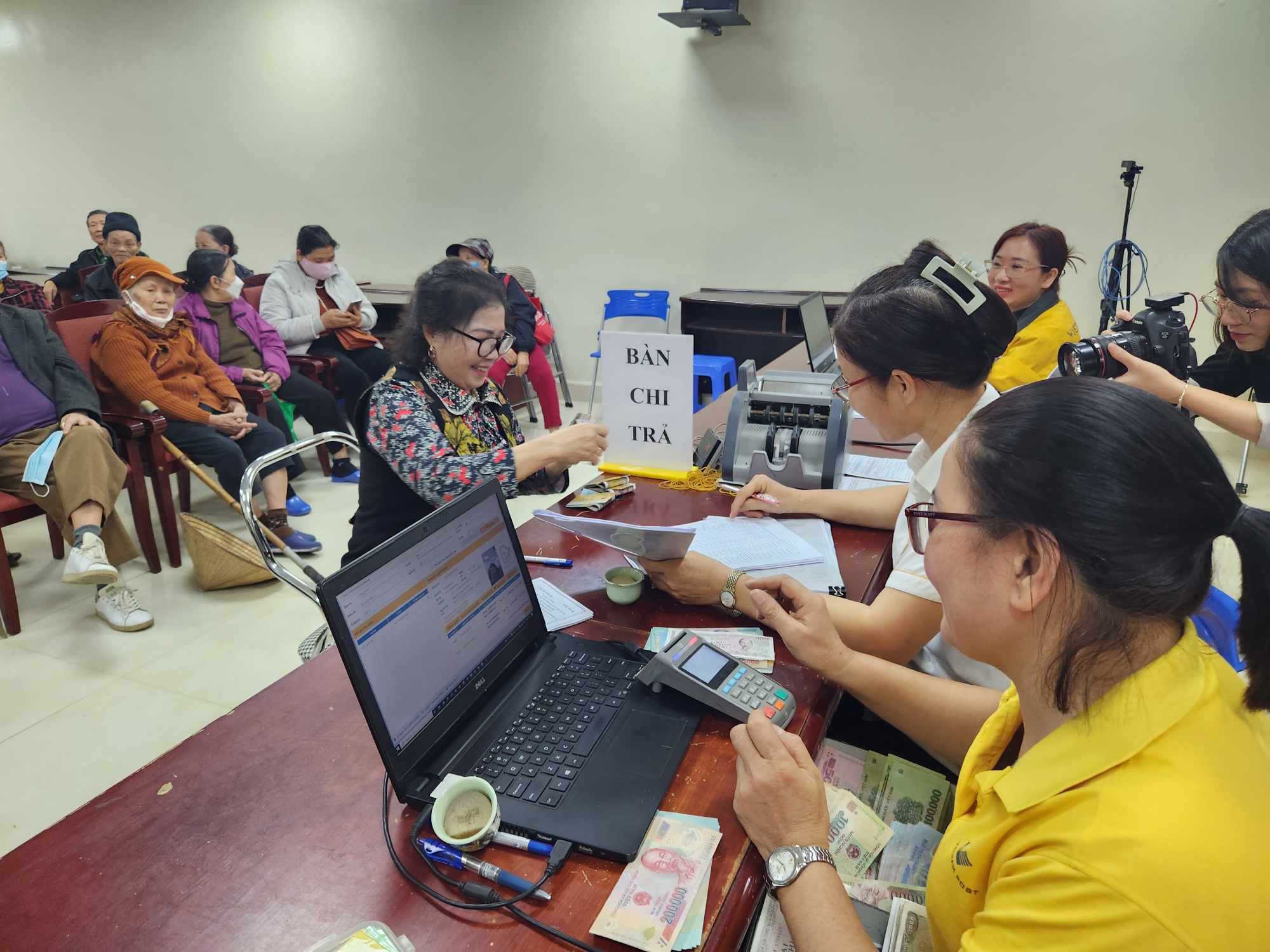Người cao tuổi nhận chi trả lương hưu, trợ cấp tại Hà Nội. Ảnh: Thu Hiền.