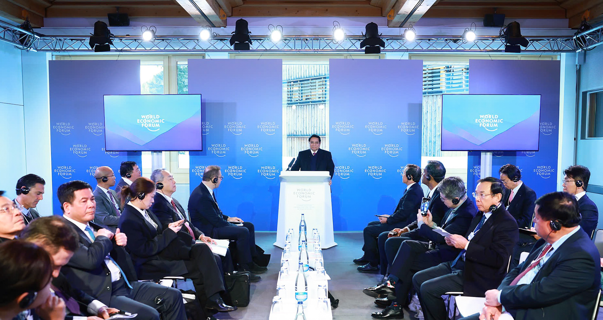 Thủ tướng trả lời c&aacute;c vấn đề quan t&acirc;m của c&aacute;c đại biểu tại Đối thoại chiến lược quốc gia Việt Nam trong khu&ocirc;n khổ Hội nghị thường ni&ecirc;n Diễn đ&agrave;n Kinh tế Thế giới (WEF) lần thứ 55 - Ảnh: VGP