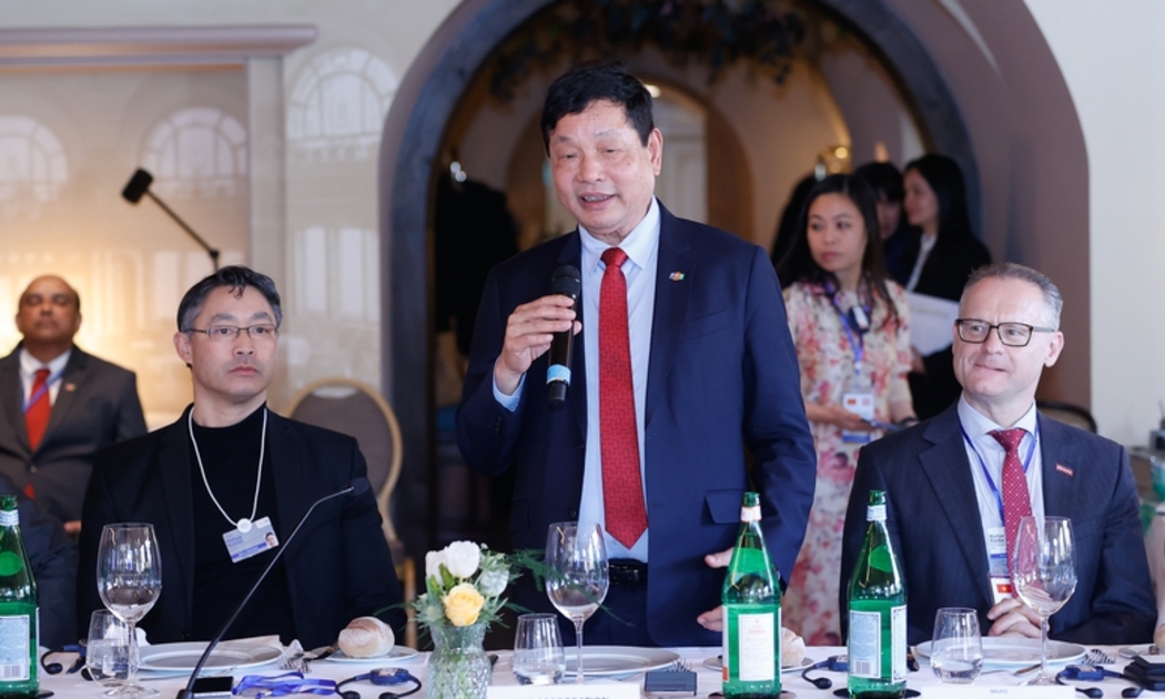 Chủ tịch FPT Trương Gia Bình giới thiệu về những tiềm năng thu hút đầu tư vào Việt Nam nhờ thế mạnh công nghệ cao sẵn có và sự hỗ trợ toàn diện từ Chính phủ - Ảnh: VGP. 