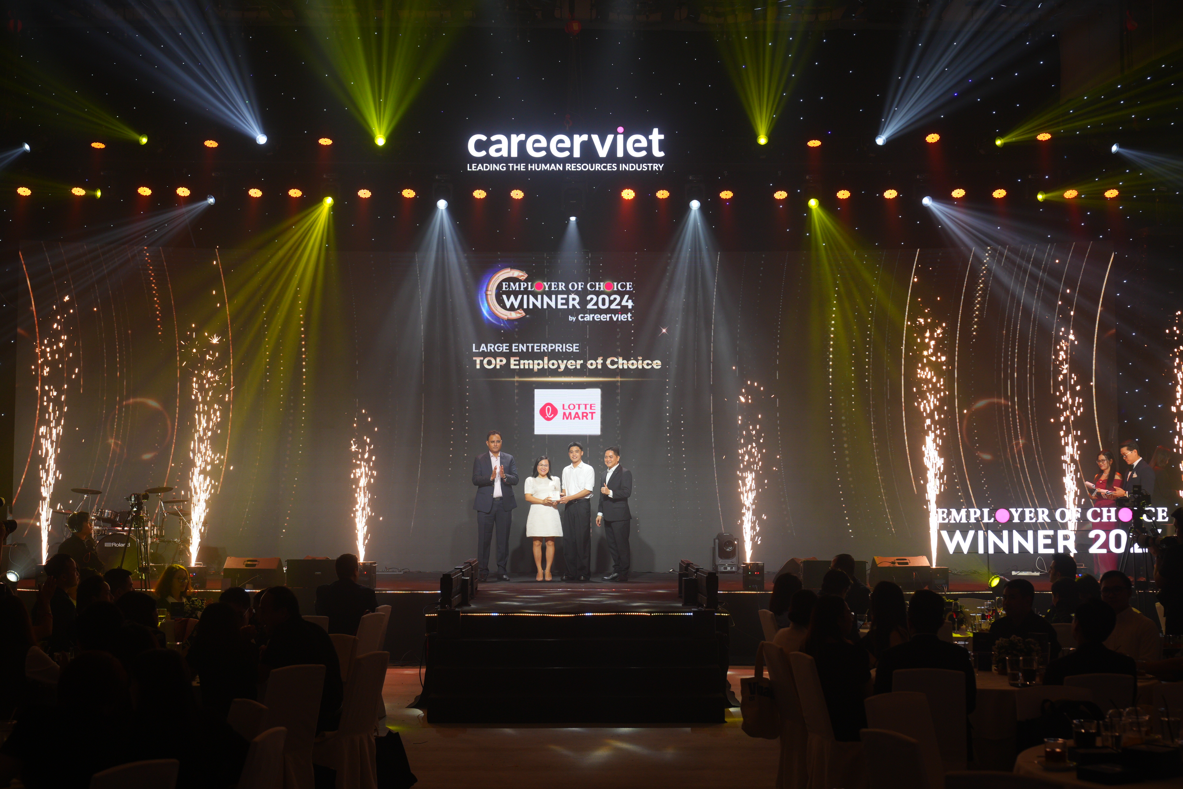 LOTTE Mart được CareerViet trao giải Nh&agrave; tuyển dụng y&ecirc;u th&iacute;ch 2024