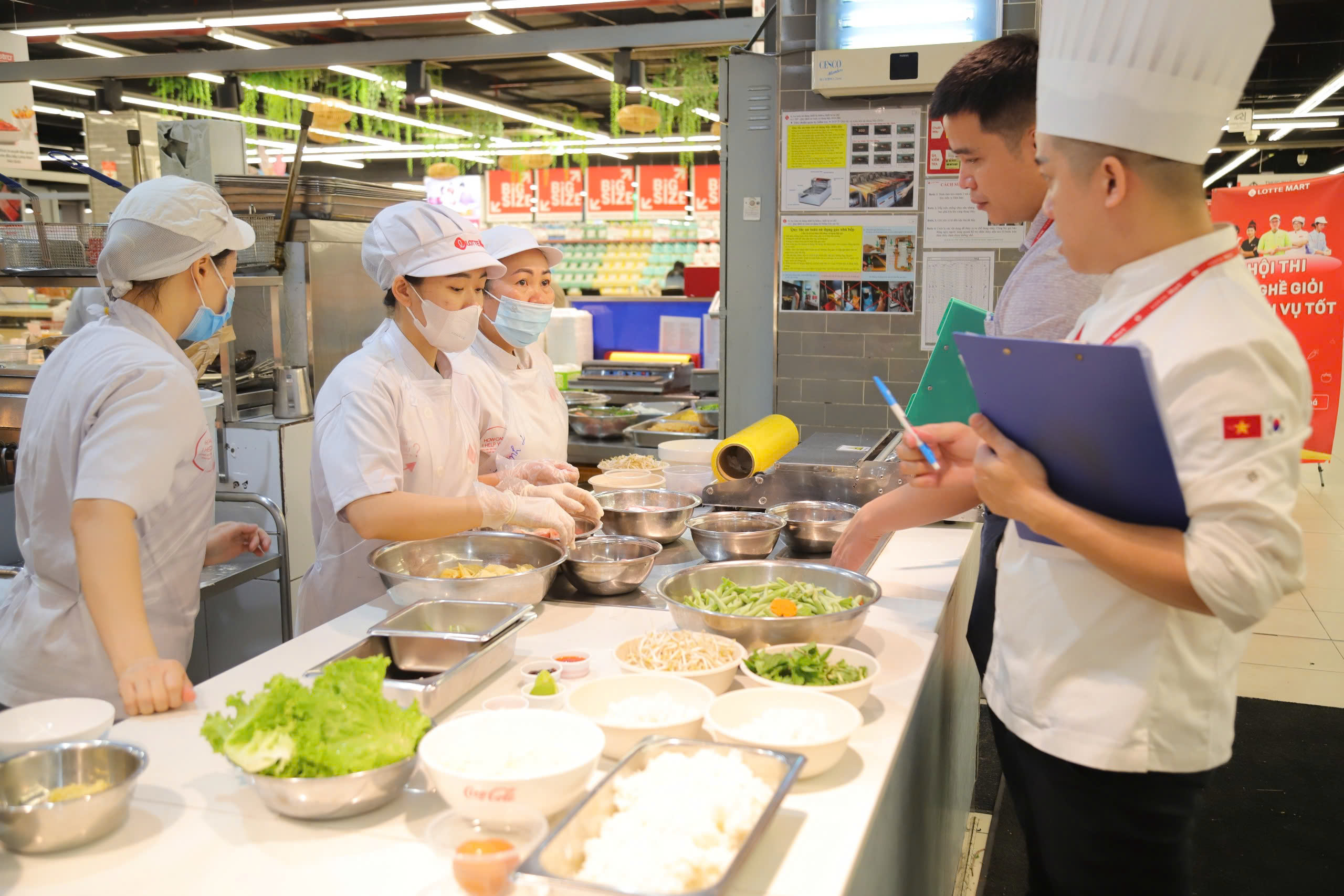 LOTTE Mart thường xuyên tổ chức các chương trình đào tạo, kiểm tra, nhằm đảm bảo mang đến chất lượng tốt nhất để phục vụ khách hàng.