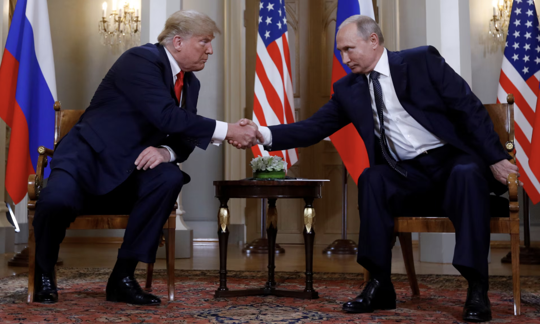 Tổng thống Mỹ Donald Trump (trái) và Tổng thống Nga Vladimir Putin trong một cuộc gặp vào nhiệm kỳ trước của ông Trump - Ảnh: Reuters.