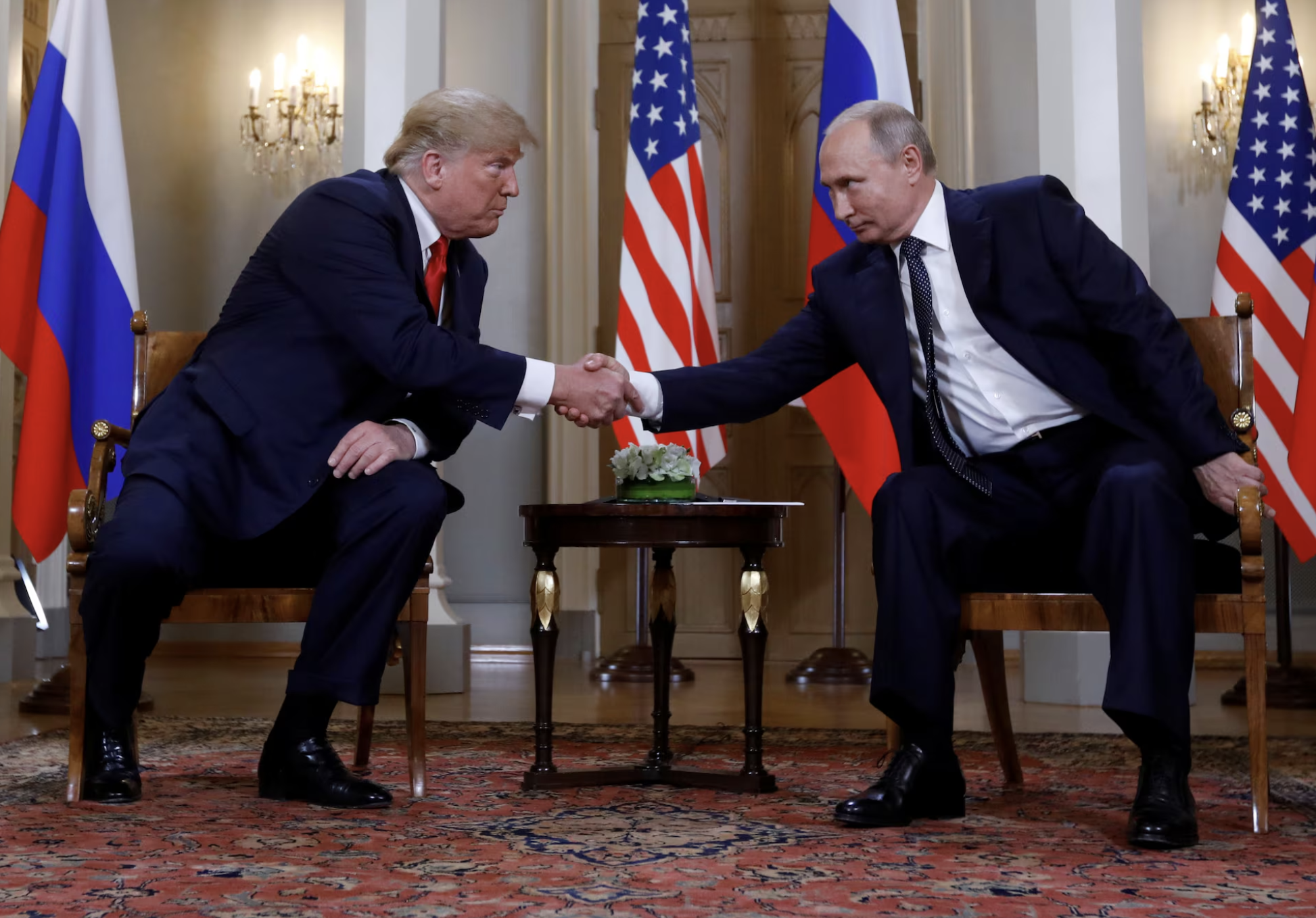 Tổng thống Mỹ Donald Trump (trái) và Tổng thống Nga Vladimir Putin trong một cuộc gặp vào nhiệm kỳ trước của ông Trump - Ảnh: Reuters.