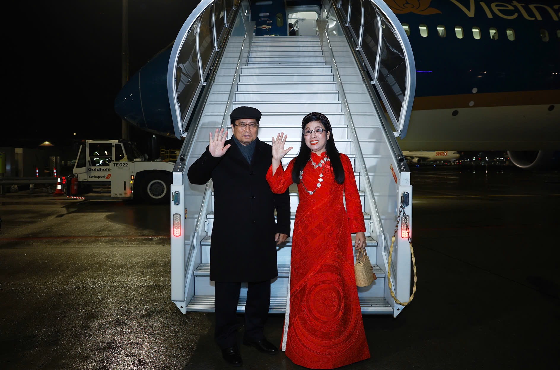 Thủ tướng Phạm Minh Ch&iacute;nh c&ugrave;ng Phu nh&acirc;n v&agrave; đo&agrave;n đại biểu Việt Nam rời Thụy Sỹ về H&agrave; Nội, kết th&uacute;c tốt đẹp chuyến c&ocirc;ng t&aacute;c - Ảnh VGP