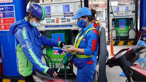 Giá xăng dầu tiếp tục giảm