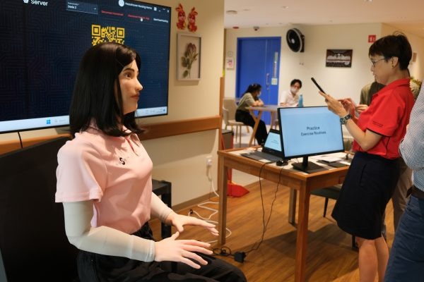 Dexie, một robot h&igrave;nh người, hướng dẫn c&aacute;c b&agrave;i tập, tr&ograve; chơi bingo v&agrave; c&aacute;c buổi ca h&aacute;t tại một cơ sở chăm s&oacute;c người cao tuổi ở Singapore.&nbsp;