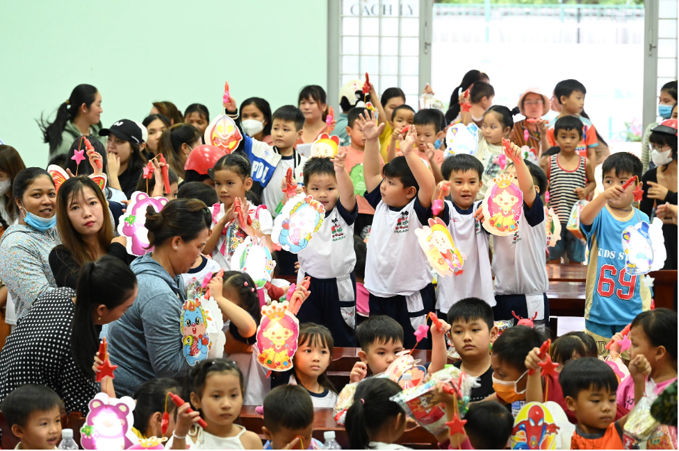 Nami Foundation đã có một mùa Trung Thu đáng nhớ bên các em nhỏ tại xã Phú Đông, tỉnh Tiền Giang.  