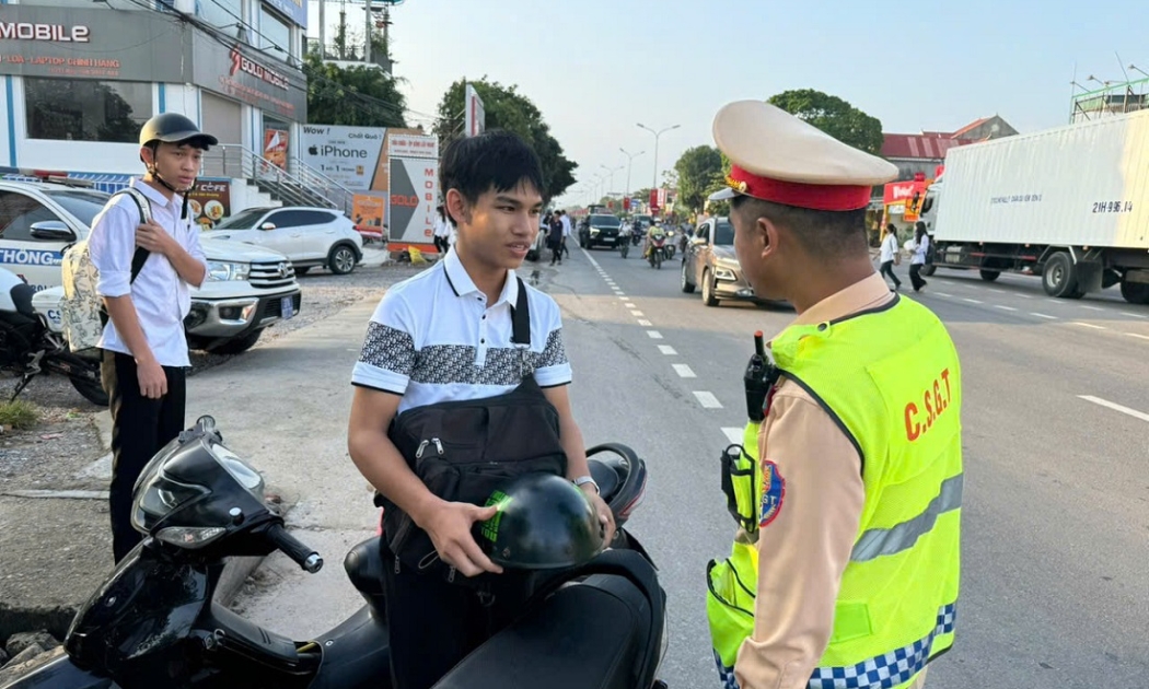 Lực lượng Cảnh sát giao thông Nghệ An kiểm tra việc chấp hành quy định an toàn giao thông đối với học sinh, sinh viên trên địa bàn
