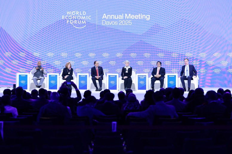 Prime Minister Pham Minh Chinh (second to right) at the session.(Photo: VGP)