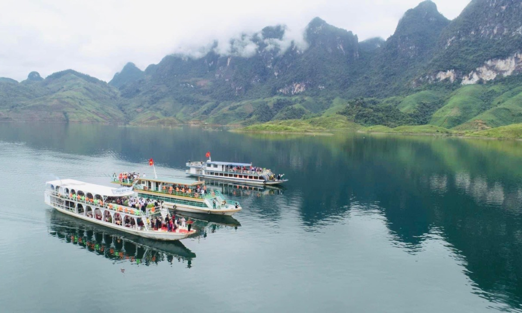 Du lịch lòng hồ sông Đà tại huyện Quỳnh Nhai, tỉnh Sơn La.