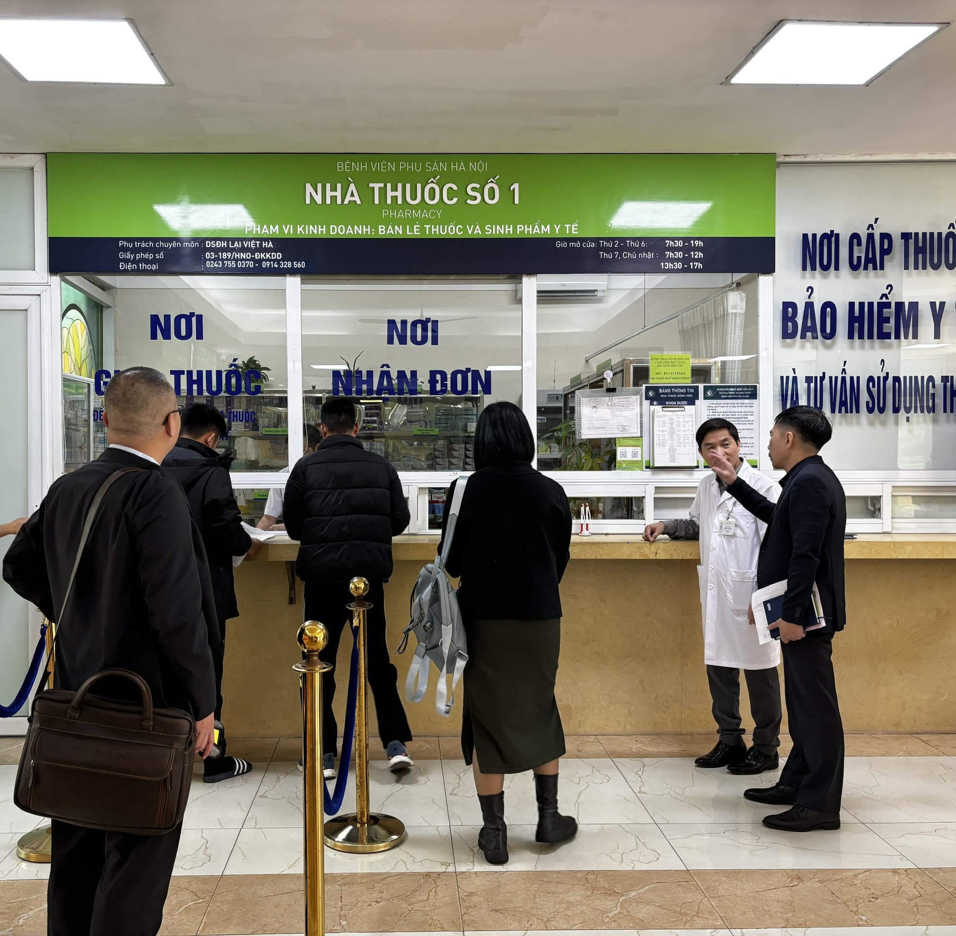 Đoàn kiểm tra của Bộ Y tế và Sở Y tế Hà Nội đi kiểm tra thực tế tại một số đơn vị bệnh viện, cơ sở nhập khẩu, bán buôn thuốc, bán lẻ thuốc. Ảnh: Phương Thảo.