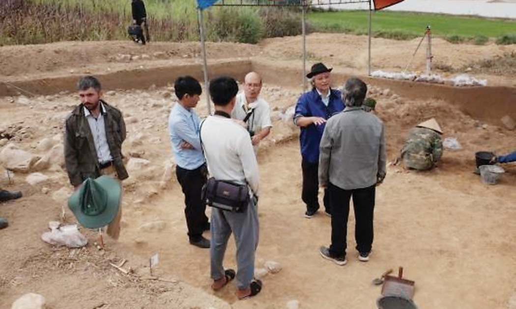 các nhà khảo cổ khai quật nghiên cứu tạị di chỉ Rộc Tưng, An Khê, Gia Lai. Ảnh Viện Khảo cổ học Việt Nam.