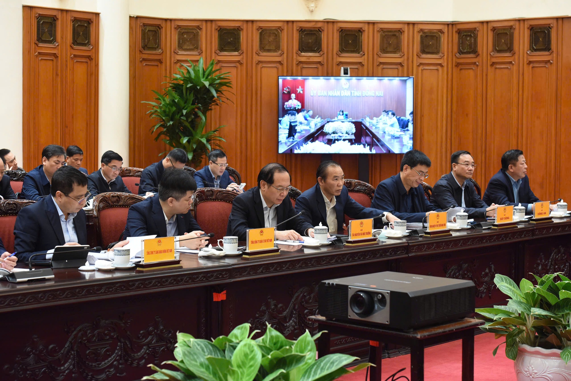 Đại diện lãnh đạo các bộ, ngành tham dự phiên họp - Ảnh: VGP