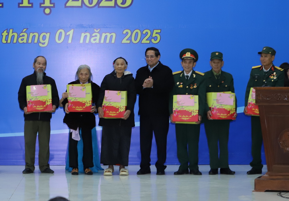 Thủ tướng Phạm Minh Chính tặng quà Tết cho các gia đình chính sách và hộ nghèo huyện Ngọc Lặc.