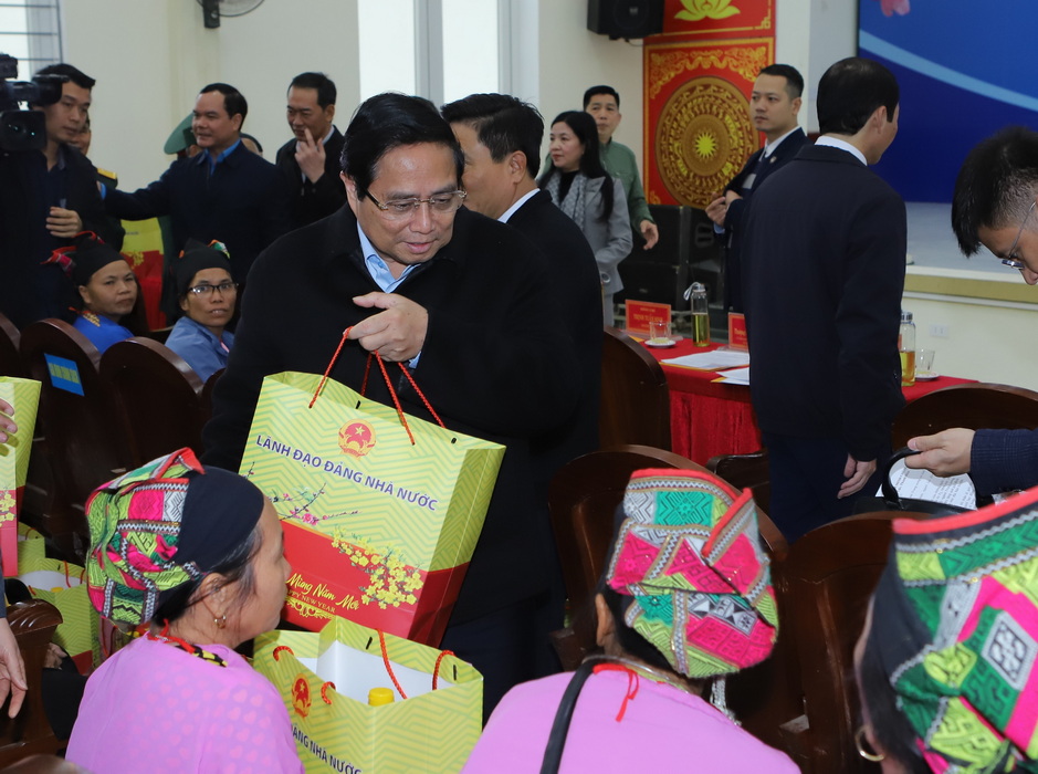 Thủ tướng Phạm Minh Chính trao quà Tết cho các hộ nghèo huyện Ngọc Lặc.