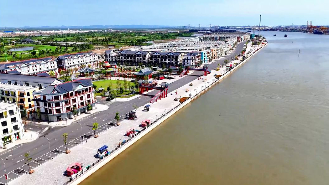 Từ vùng đất sình lầy nơi cửa sông, đảo Vũ Yên đang được đầu tư xây dựng trở thành đảo Hoàng Gia