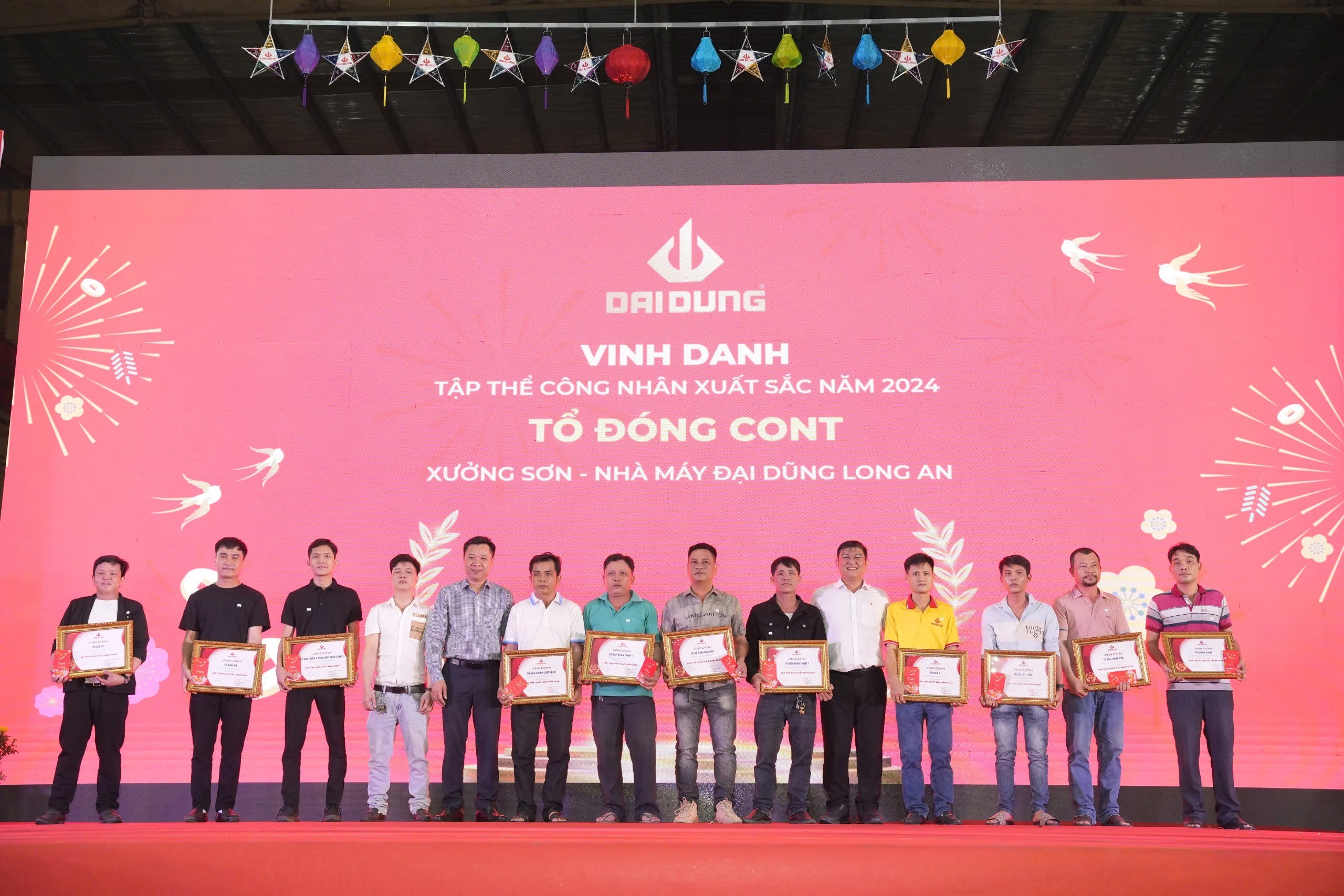 Vinh danh các cá nhân, tập thể xuất sắc tại sự kiện.