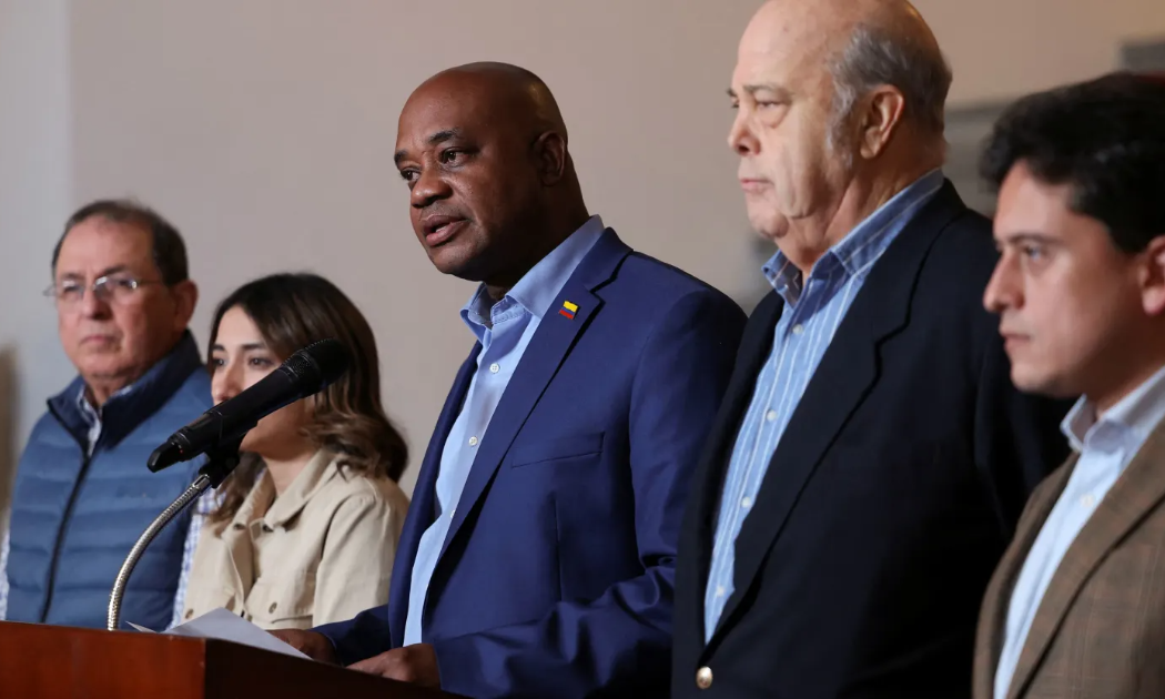 Bộ trưởng Ngoại giao Colombia Luis Gilberto Murillo phát biểu trong cuộc họp báo vào ngày Tổng thống Mỹ Donald Trump tuyên bố áp thuế quan và trừng phạt sau khi Colombia từ chối 2 chuyến bay chở người Colombia bị trục xuất khỏi Mỹ ngày 26/1/2025 - Ảnh: Reuters