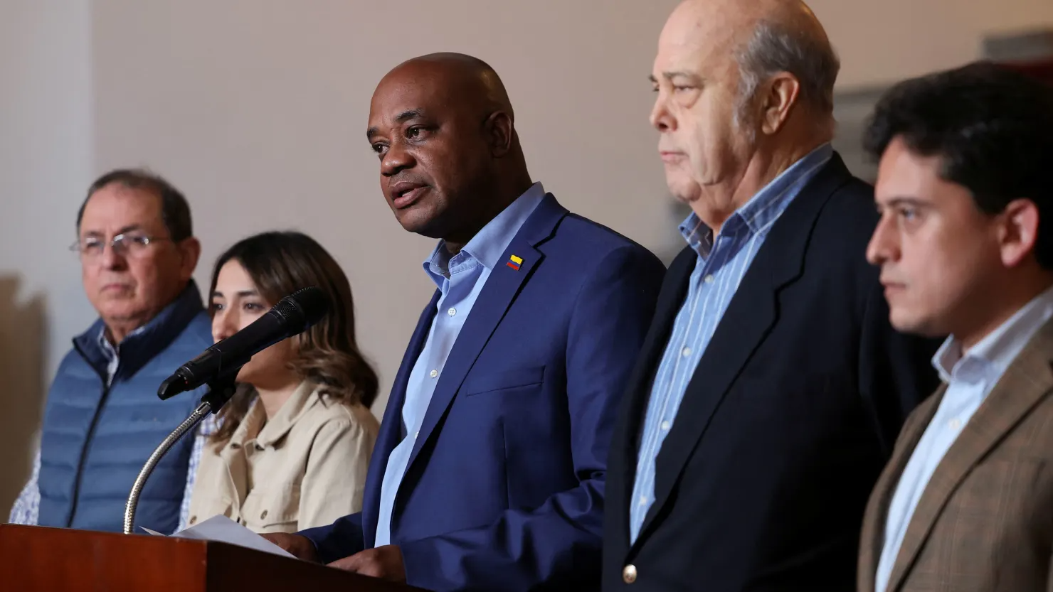 Bộ trưởng Ngoại giao Colombia Luis Gilberto Murillo phát biểu trong cuộc họp báo vào ngày Tổng thống Mỹ Donald Trump tuyên bố áp thuế quan và trừng phạt sau khi Colombia từ chối 2 chuyến bay chở người Colombia bị trục xuất khỏi Mỹ ngày 26/1/2025 - Ảnh: Reuters