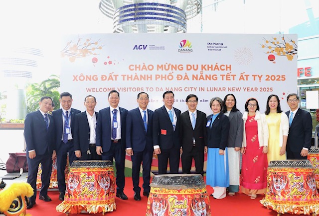 Lãnh đạo Cảng hàng không quốc tế Đà Nẵng đón khách tại sân bay. Ảnh Ngô Anh Văn