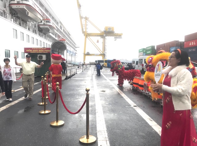 Những du khách đầu tiên rời du thuyền 