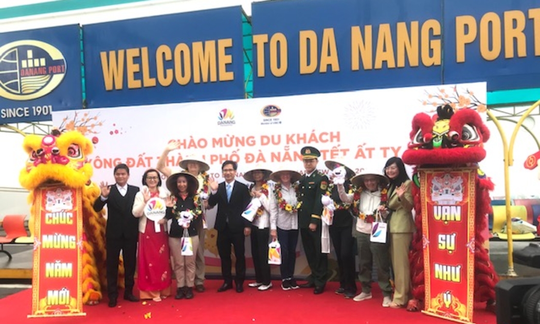 Lãnh đạo Sở Du lịch Đà Nẵng đón tiếp, tặng hoa và quà lưu niệm khách du lịch từ du thuyền Crystal Symphony và tổ chức các hoạt động múa lân chào mừng. Ảnh Ngô Anh Văn