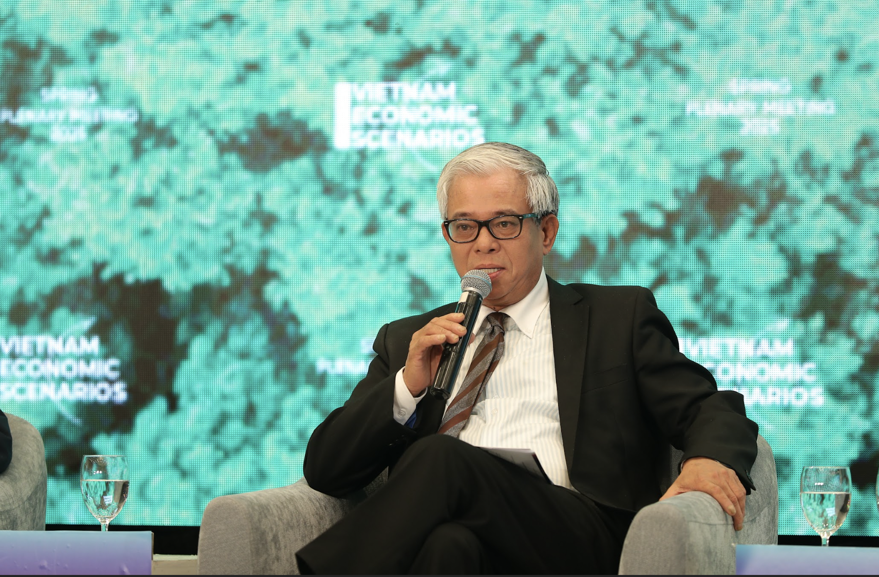 Nguyên Thứ trưởng Bộ Ngoại giao, Nguyên Đại sứ Việt Nam tại Hoa Kỳ Phạm Quang Vinh. 