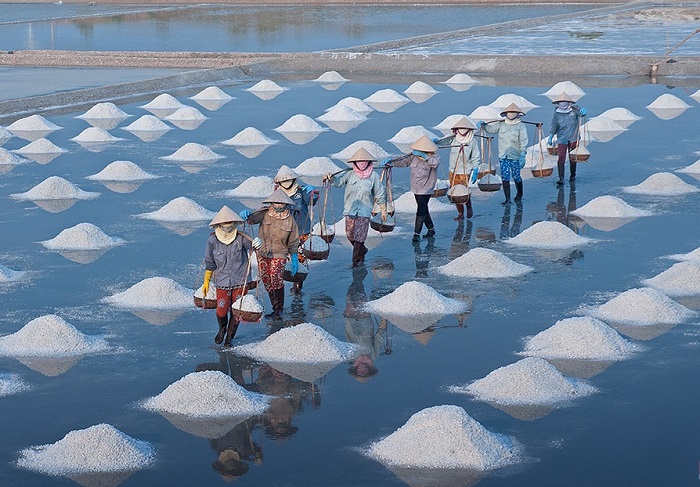 Đồng muối Đầm Vua - khu sản xuất muối liên kết với doanh nghiệp Nga không chỉ mang lại giá trị về kinh tế còn là địa điểm du lịch để khám phá, trải nghiệm.(Ảnh: Moitruong.net.vn)