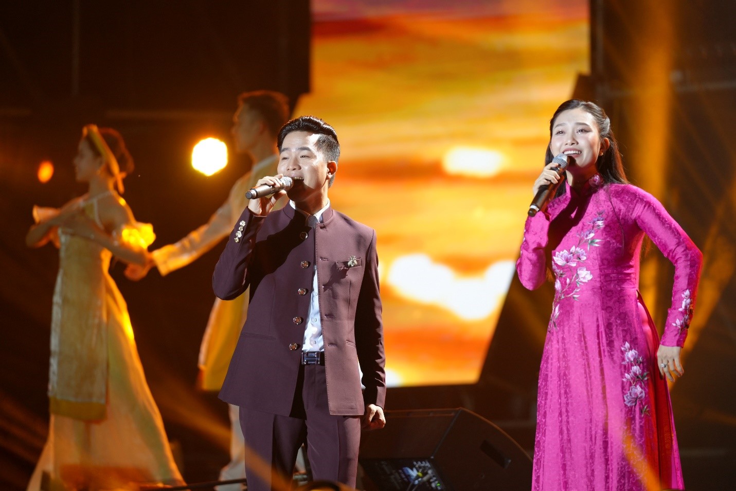 Giọng ca trữ t&igrave;nh Thanh T&agrave;i- Thanh Q&uacute;y tại đ&ecirc;m nhạc.