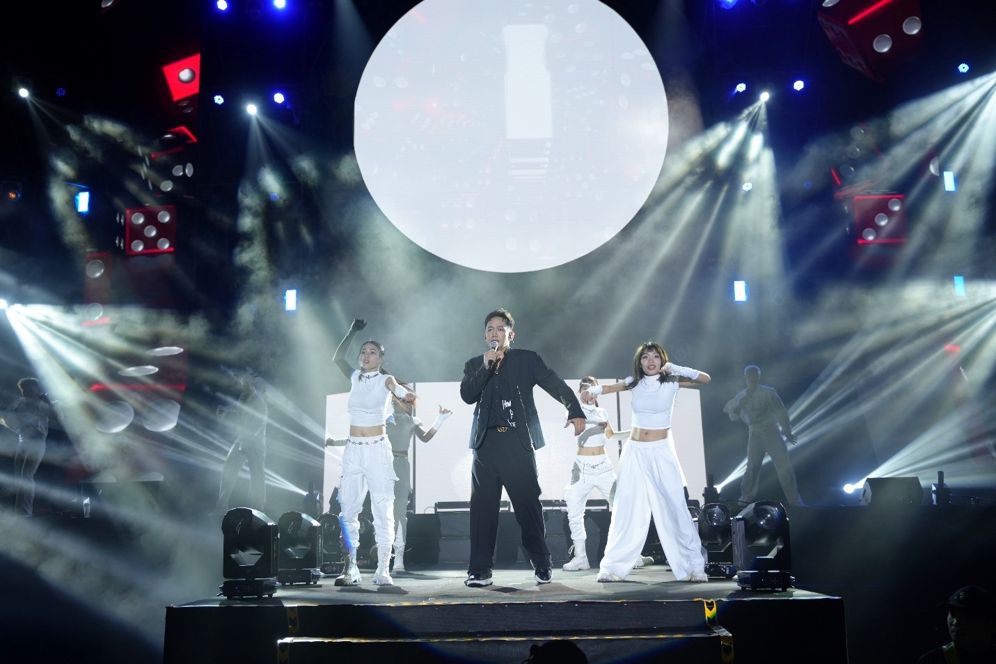 Ca sĩ Duy Mạnh ch&aacute;y hết m&igrave;nh tr&ecirc;n s&acirc;n khấu.