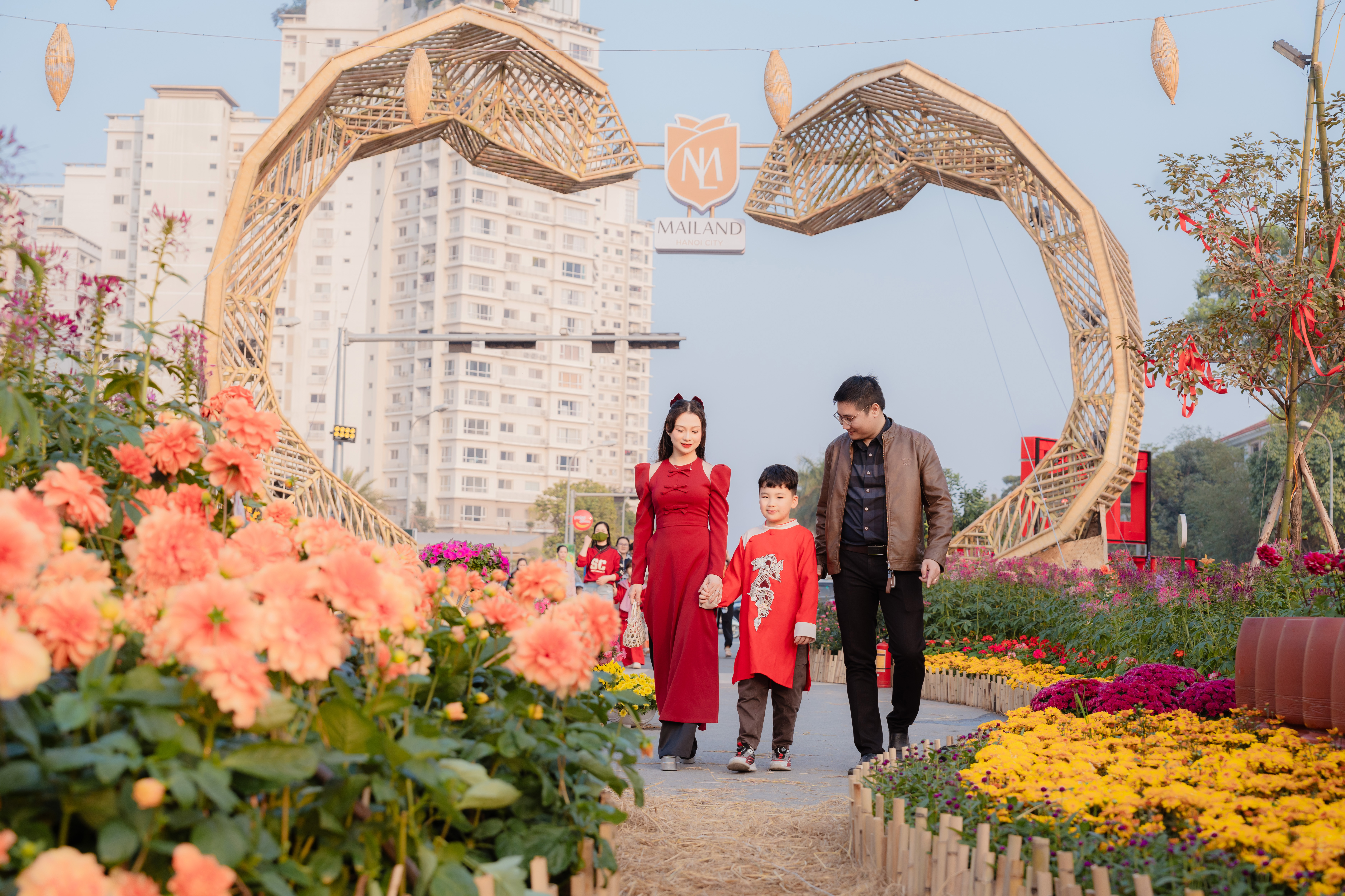 Đường hoa Home Hanoi Xuan và các hoạt động trải nghiệm tại phố đi bộ Pont de Long Bien đã trở thành món ăn tinh thần không thể thiếu mỗi dịp Tết đến, xuân về.