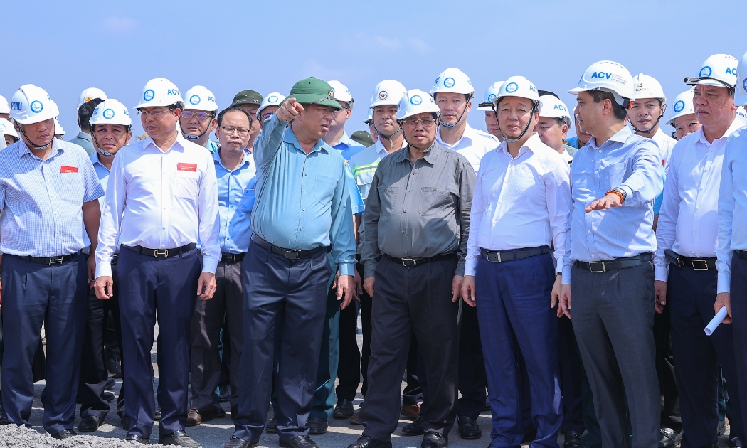 Thủ tướng Phạm Minh Chính kiểm tra, đôn đốc tiến độ Cảng hàng không quốc tế Long Thành. Ảnh: VGP